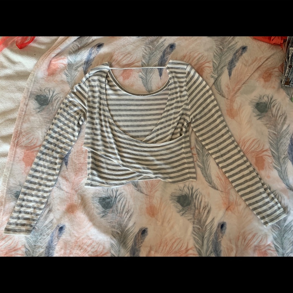 Super cute open back Aerie cropped shirt
